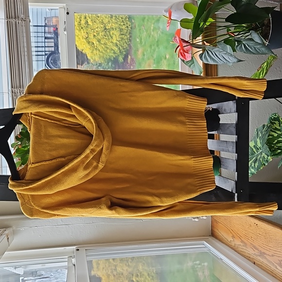 Volcom mustard yellow knitted sweater, with checkboard detail. And large hood. - Picture 5 of 5